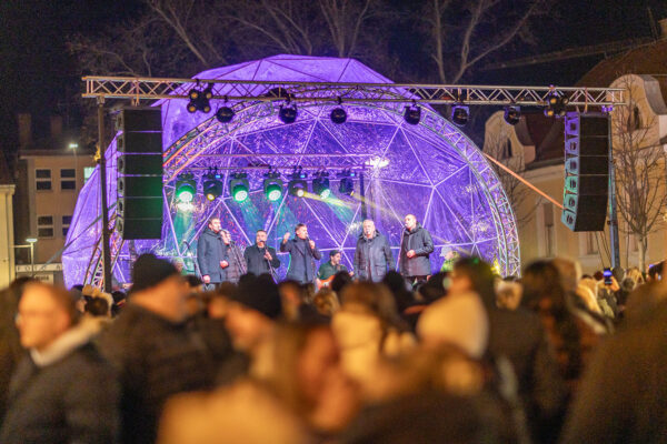 Upaljena prva adventska svijeća: Uz bajku na ledu i koncert klape Intrade Virovitica svečano otvorila najljepše doba godine 157 b advent vtc 209