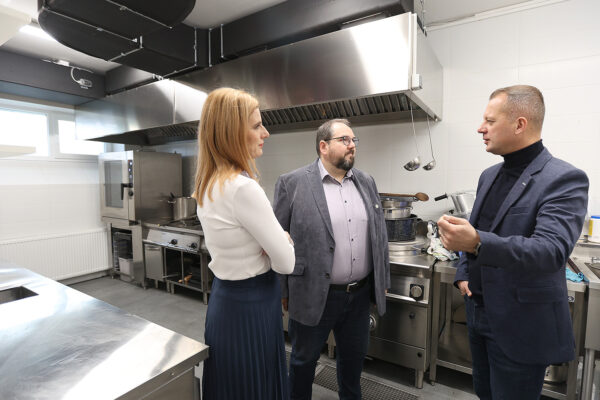 U Katoličku osnovnu školu u Virovitici stigla je nova moderno opremljena kuhinja 7 kuhinja katolicka 37