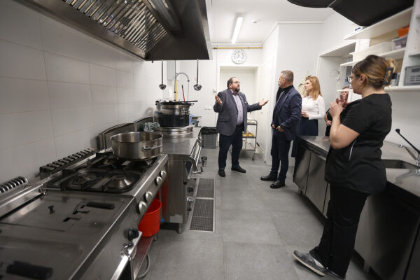 U Katoličku osnovnu školu u Virovitici stigla je nova moderno opremljena kuhinja 2 kuhinja katolicka 5