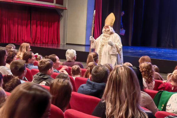 Radost i uzbuđenje u Kazalištu Virovitica – mališani oduševljeno dočekali svetog Nikolu 21 594853181 1264454642381215 3021486527771163137 n