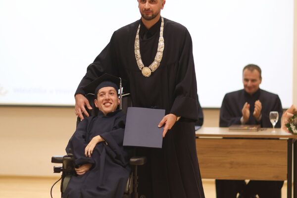 “Znanje je resurs koji dijeljenjem raste”: Veleučilište u Virovitici promoviralo 80 prvostupnika i magistara 28 595997024 1299168675572917 8121394344781615428 n