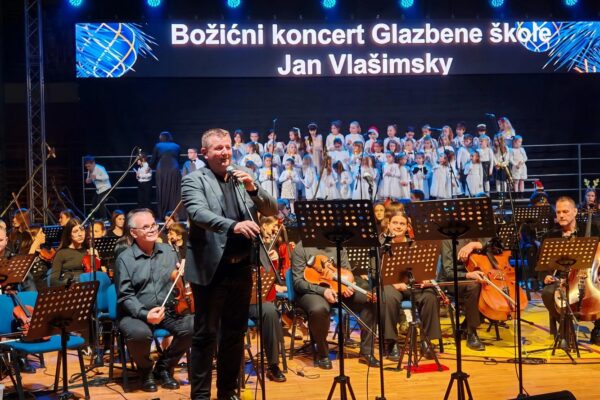 Blagdanske note ispunile dvoranu “Brlića”: Glazbenici tradicionalnim koncertom donijeli duh Božića u srce Virovitice 11 IMG 20251218 WA0011