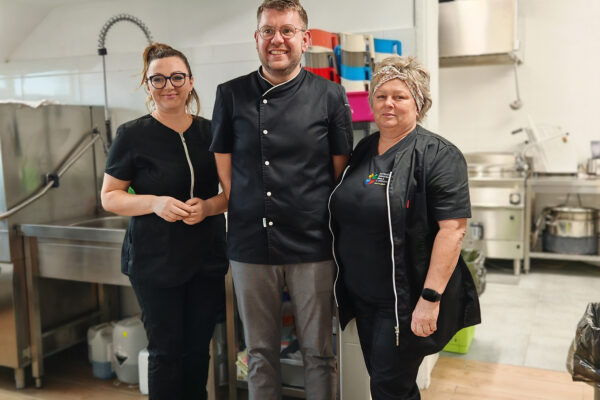 Rekonstrukcija završena, kuhače spremne: Svečano otvorena obnovljena kuhinja u virovitičkoj Katoličkoj osnovnoj školi 13 IMG 20251209 134718