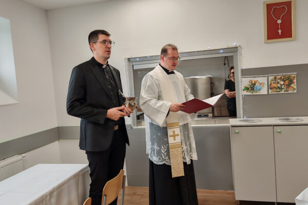 Rekonstrukcija završena, kuhače spremne: Svečano otvorena obnovljena kuhinja u virovitičkoj Katoličkoj osnovnoj školi 17 IMG 20251209 134814