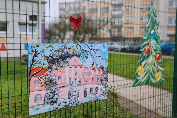 “Božićna čestitka gradu”: U Virovitici otvorena blagdanska izložba djece Dječjeg vrtića “Cvrčak” u suradnji s LK Nikola Trick 1 IMG 20251216 093240