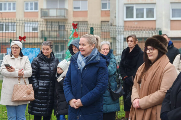 “Božićna čestitka gradu”: U Virovitici otvorena blagdanska izložba djece Dječjeg vrtića “Cvrčak” u suradnji s LK Nikola Trick 2 IMG 20251216 093333