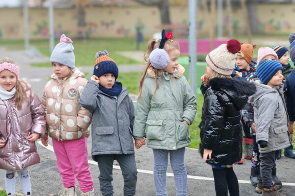 “Božićna čestitka gradu”: U Virovitici otvorena blagdanska izložba djece Dječjeg vrtića “Cvrčak” u suradnji s LK Nikola Trick 5 IMG 20251216 093402
