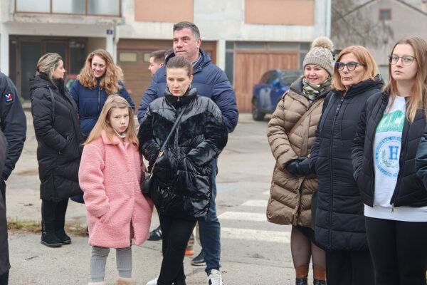 “Božićna čestitka gradu”: U Virovitici otvorena blagdanska izložba djece Dječjeg vrtića “Cvrčak” u suradnji s LK Nikola Trick 11 IMG 20251216 093501