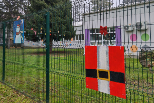 “Božićna čestitka gradu”: U Virovitici otvorena blagdanska izložba djece Dječjeg vrtića “Cvrčak” u suradnji s LK Nikola Trick 24 IMG 20251216 093930