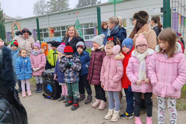 “Božićna čestitka gradu”: U Virovitici otvorena blagdanska izložba djece Dječjeg vrtića “Cvrčak” u suradnji s LK Nikola Trick 25 IMG 20251216 094008