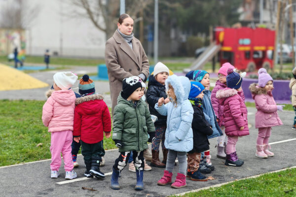 “Božićna čestitka gradu”: U Virovitici otvorena blagdanska izložba djece Dječjeg vrtića “Cvrčak” u suradnji s LK Nikola Trick 29 IMG 20251216 094118
