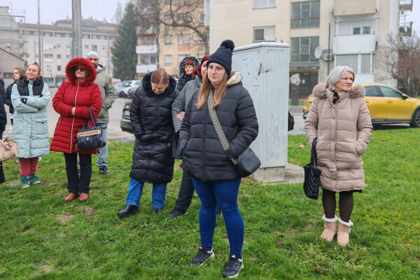 “Božićna čestitka gradu”: U Virovitici otvorena blagdanska izložba djece Dječjeg vrtića “Cvrčak” u suradnji s LK Nikola Trick 31 IMG 20251216 094145