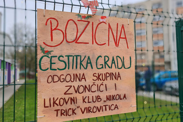 “Božićna čestitka gradu”: U Virovitici otvorena blagdanska izložba djece Dječjeg vrtića “Cvrčak” u suradnji s LK Nikola Trick 32 IMG 20251216 094511