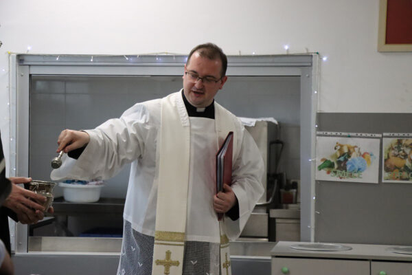 Rekonstrukcija završena, kuhače spremne: Svečano otvorena obnovljena kuhinja u virovitičkoj Katoličkoj osnovnoj školi 28 IMG 7755 Custom