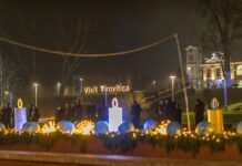 Nastavljena blagdanska atmosfera u Virovitici: Zasjala svijeća mira na adventskom vijencu