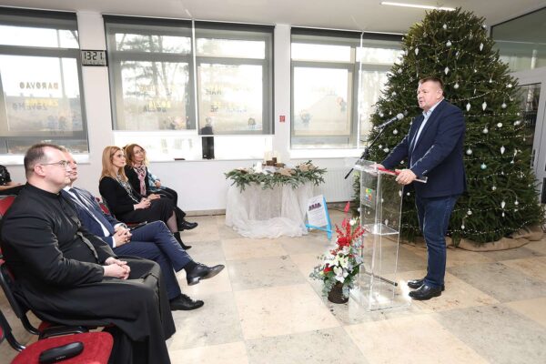 Rekonstrukcija završena, kuhače spremne: Svečano otvorena obnovljena kuhinja u virovitičkoj Katoličkoj osnovnoj školi 8 viber slika 2025 12 09 16 13 20 088