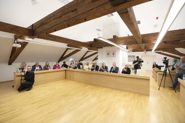 Virovitica ulazi u novu eru javnog prijevoza — stiže pet električnih autobusa 15 autobusi vtc potpis 102