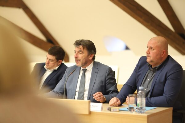 Virovitica ulazi u novu eru javnog prijevoza — stiže pet električnih autobusa 19 autobusi vtc potpis 123