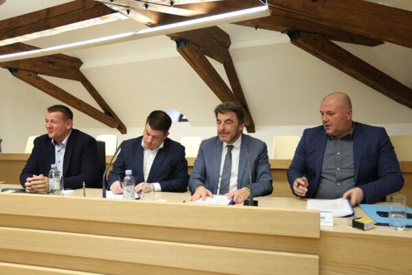 Virovitica ulazi u novu eru javnog prijevoza — stiže pet električnih autobusa 24 autobusi vtc potpis 178