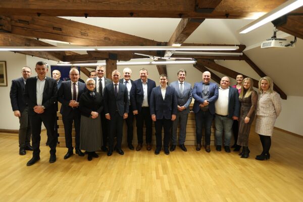 Virovitica ulazi u novu eru javnog prijevoza — stiže pet električnih autobusa 30 autobusi vtc potpis 241