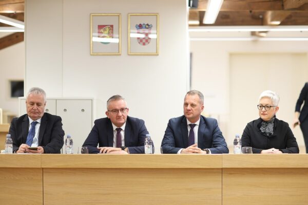 Virovitica ulazi u novu eru javnog prijevoza — stiže pet električnih autobusa 6 autobusi vtc potpis 40