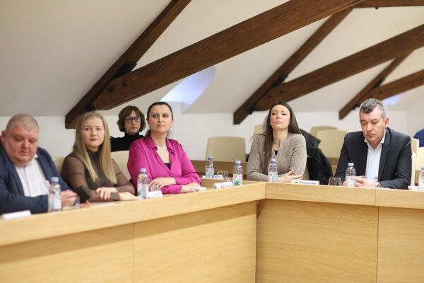 Virovitica ulazi u novu eru javnog prijevoza — stiže pet električnih autobusa 8 autobusi vtc potpis 45