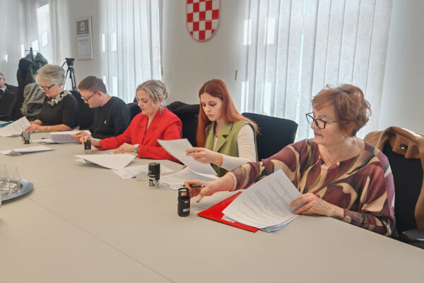 Gradonačelnik Ivica Kirin potpisao ugovore o financiranju kulturnih programa: 23 programa, 15 udruga 4 IMG 20260218 100230 1