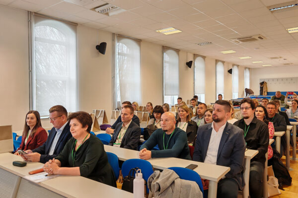 U Virovitici se održava NONA Forum „Od plana do kvadrata — rješenja koja mijenjaju gradove” 3 IMG 20260317 091740