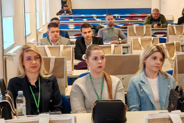U Virovitici se održava NONA Forum „Od plana do kvadrata — rješenja koja mijenjaju gradove” 15 IMG 20260317 092620