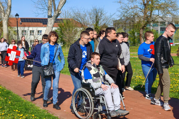 COOR Virovitica simboličnim puštanjem plavih balona obilježio Svjetski dan svjesnosti o autizmu 15 IMG 20260407 101410