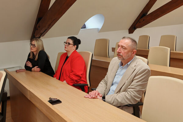 Temelji za „zeleni“ prijevoz: Započeo projekt izgradnje punionica za električne autobuse u Virovitici 14 IMG 20260415 100817 1