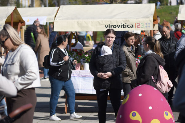 Fotogalerija: Druženje, igra i lov na pisanice, u Virovitici održan tradicionalni Uskrsni sajam 167 Uskrsni sajam VTC foto kristijan toplak 114