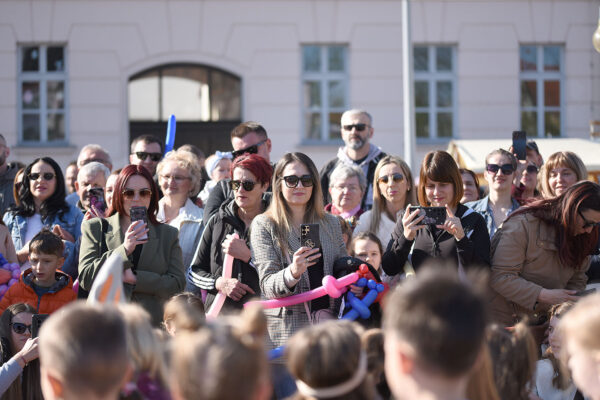Fotogalerija: Druženje, igra i lov na pisanice, u Virovitici održan tradicionalni Uskrsni sajam 49 Uskrsni sajam VTC foto kristijan toplak 14