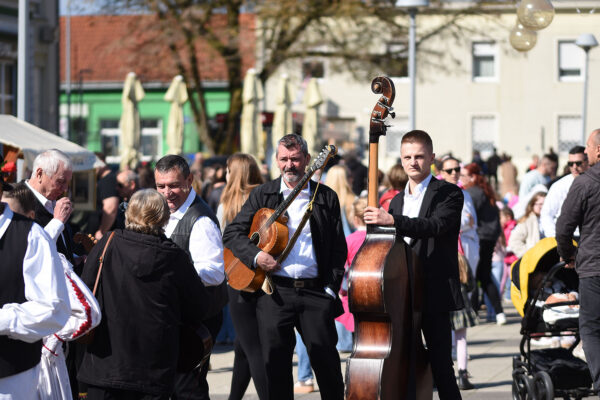 Fotogalerija: Druženje, igra i lov na pisanice, u Virovitici održan tradicionalni Uskrsni sajam 108 Uskrsni sajam VTC foto kristijan toplak 146