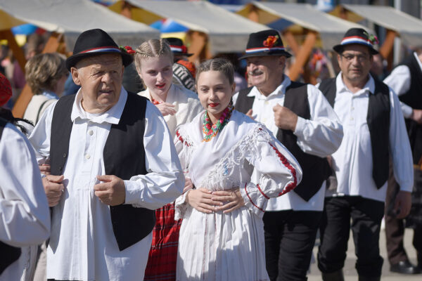 Fotogalerija: Druženje, igra i lov na pisanice, u Virovitici održan tradicionalni Uskrsni sajam 110 Uskrsni sajam VTC foto kristijan toplak 148