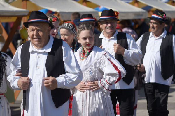 Fotogalerija: Druženje, igra i lov na pisanice, u Virovitici održan tradicionalni Uskrsni sajam 111 Uskrsni sajam VTC foto kristijan toplak 149