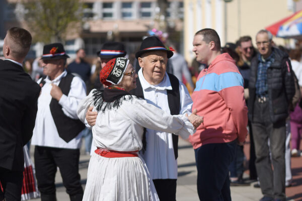 Fotogalerija: Druženje, igra i lov na pisanice, u Virovitici održan tradicionalni Uskrsni sajam 114 Uskrsni sajam VTC foto kristijan toplak 154