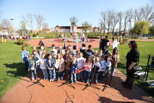 Fotogalerija: Druženje, igra i lov na pisanice, u Virovitici održan tradicionalni Uskrsni sajam 121 Uskrsni sajam VTC foto kristijan toplak 162