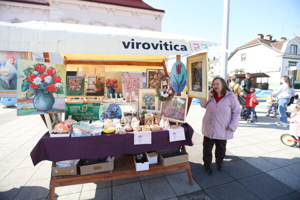 Fotogalerija: Druženje, igra i lov na pisanice, u Virovitici održan tradicionalni Uskrsni sajam 129 Uskrsni sajam VTC foto kristijan toplak 170