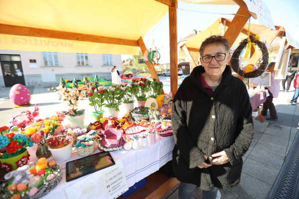 Fotogalerija: Druženje, igra i lov na pisanice, u Virovitici održan tradicionalni Uskrsni sajam 130 Uskrsni sajam VTC foto kristijan toplak 171