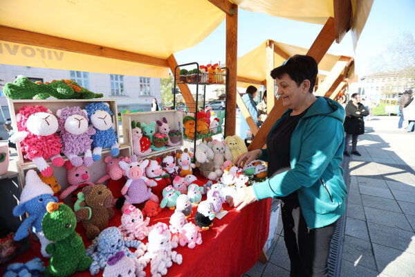 Fotogalerija: Druženje, igra i lov na pisanice, u Virovitici održan tradicionalni Uskrsni sajam 132 Uskrsni sajam VTC foto kristijan toplak 173