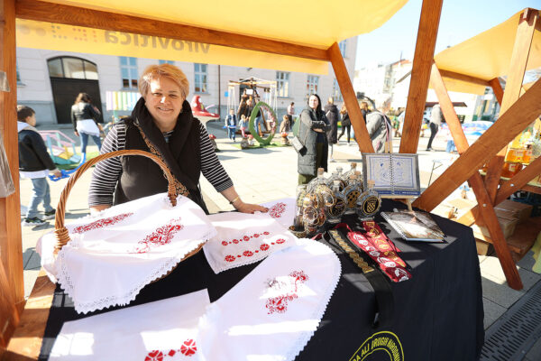 Fotogalerija: Druženje, igra i lov na pisanice, u Virovitici održan tradicionalni Uskrsni sajam 134 Uskrsni sajam VTC foto kristijan toplak 175