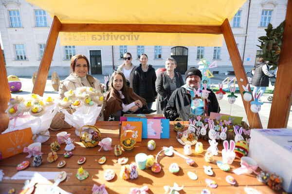 Fotogalerija: Druženje, igra i lov na pisanice, u Virovitici održan tradicionalni Uskrsni sajam 135 Uskrsni sajam VTC foto kristijan toplak 176