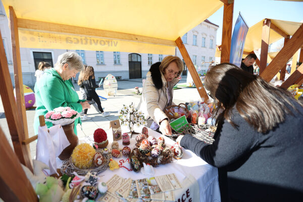 Fotogalerija: Druženje, igra i lov na pisanice, u Virovitici održan tradicionalni Uskrsni sajam 137 Uskrsni sajam VTC foto kristijan toplak 178