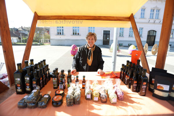 Fotogalerija: Druženje, igra i lov na pisanice, u Virovitici održan tradicionalni Uskrsni sajam 138 Uskrsni sajam VTC foto kristijan toplak 179
