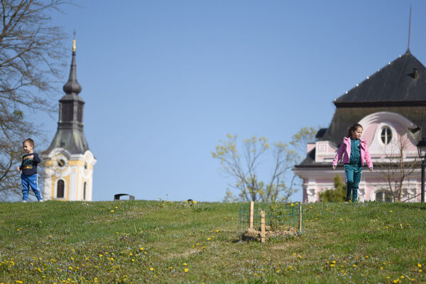 Fotogalerija: Druženje, igra i lov na pisanice, u Virovitici održan tradicionalni Uskrsni sajam 6 Uskrsni sajam VTC foto kristijan toplak 60