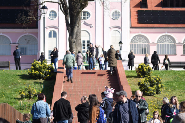 Fotogalerija: Druženje, igra i lov na pisanice, u Virovitici održan tradicionalni Uskrsni sajam 27 Uskrsni sajam VTC foto kristijan toplak 81