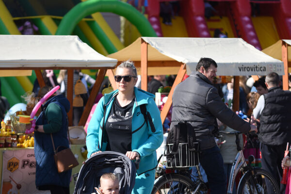 Fotogalerija: Druženje, igra i lov na pisanice, u Virovitici održan tradicionalni Uskrsni sajam 32 Uskrsni sajam VTC foto kristijan toplak 86