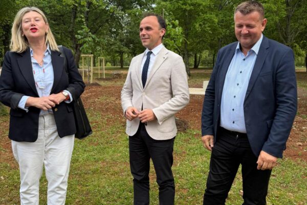 e79ce431 36cc 4e4c b503 418c97f0fb97