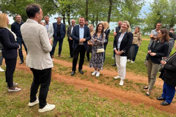 f71f8ff6 7c96 465f a049 a559e912d37e